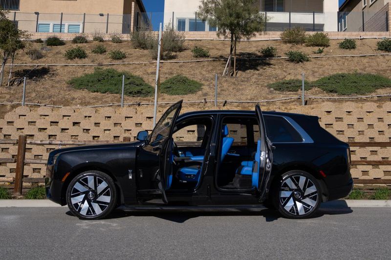 2025 Rolls Royce Cullinan Series II — luxury car rental in Los Angeles | DrivePML